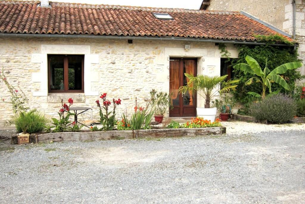 La Fermette Aux Lamas Savigny-Lévescault Exteriör bild